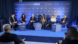 Los ponentes de la mesa de sanidad del quinto foro económico de Alicante.