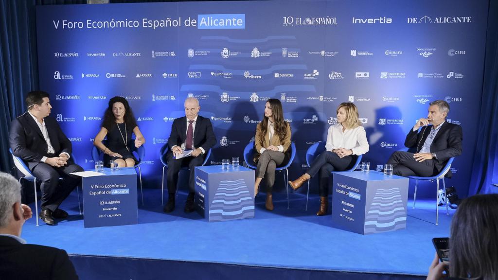 Los ponentes de la mesa de sanidad del quinto foro económico de Alicante.