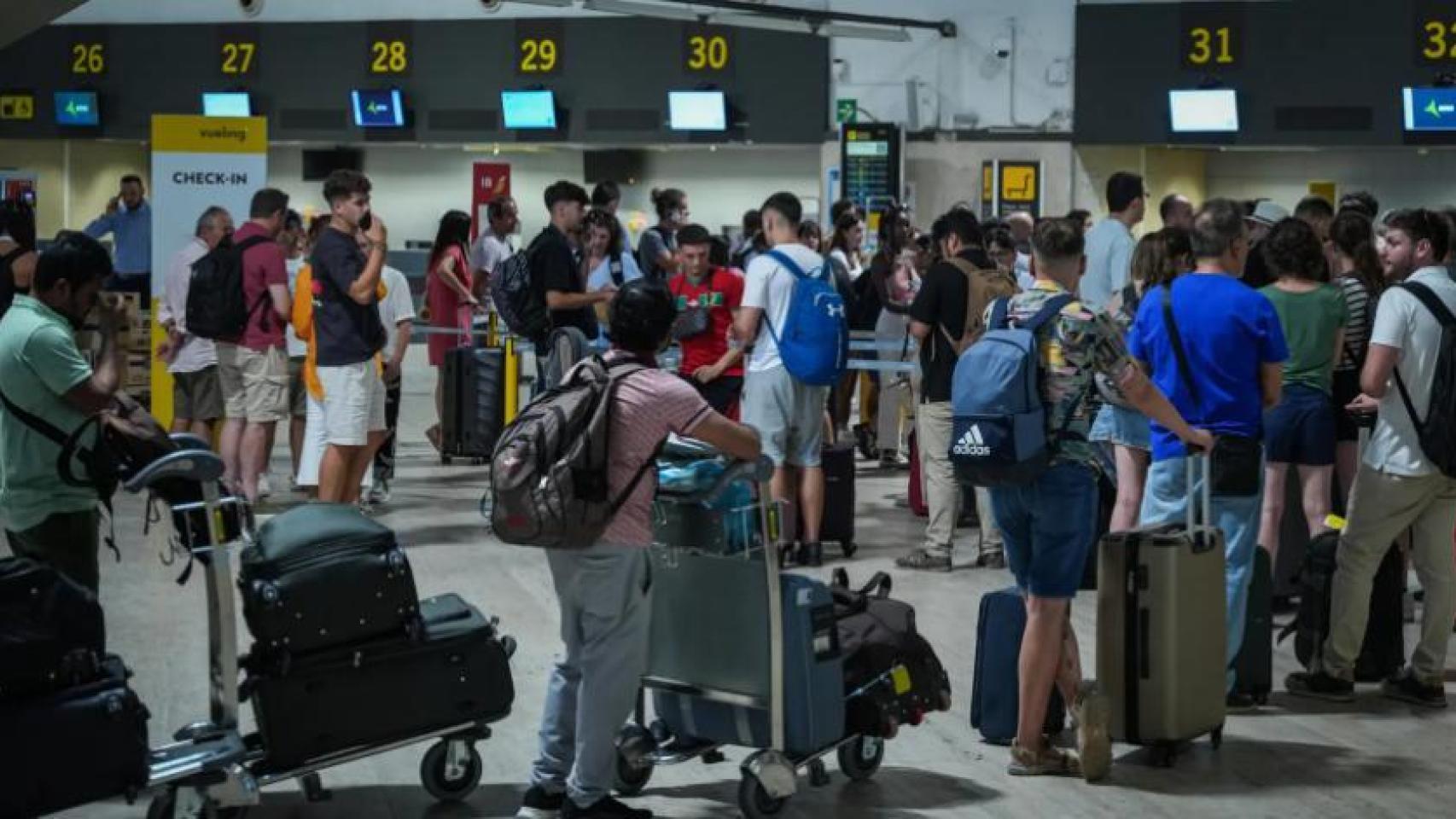 Imagen de colas del aeropuerto.