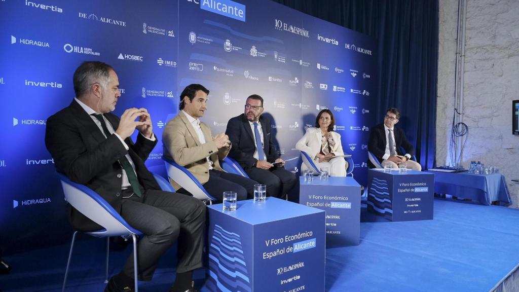 Santiago Román Gómez, alcalde de Sant Joan d’Alacant; Eduardo Dolón, alcalde de Torrevieja; Héctor Fernández, delegado de EL ESPAÑOL en Alicante; Pachi Pascual, alcalde de Sant Vicent del Raspeig, y Cristina Baixauli, directora de Transformación de Hidraqua en la Comunitat Valenciana, durante la mesa redonda de digitalización del V Foro Económico Español de Alicante.
