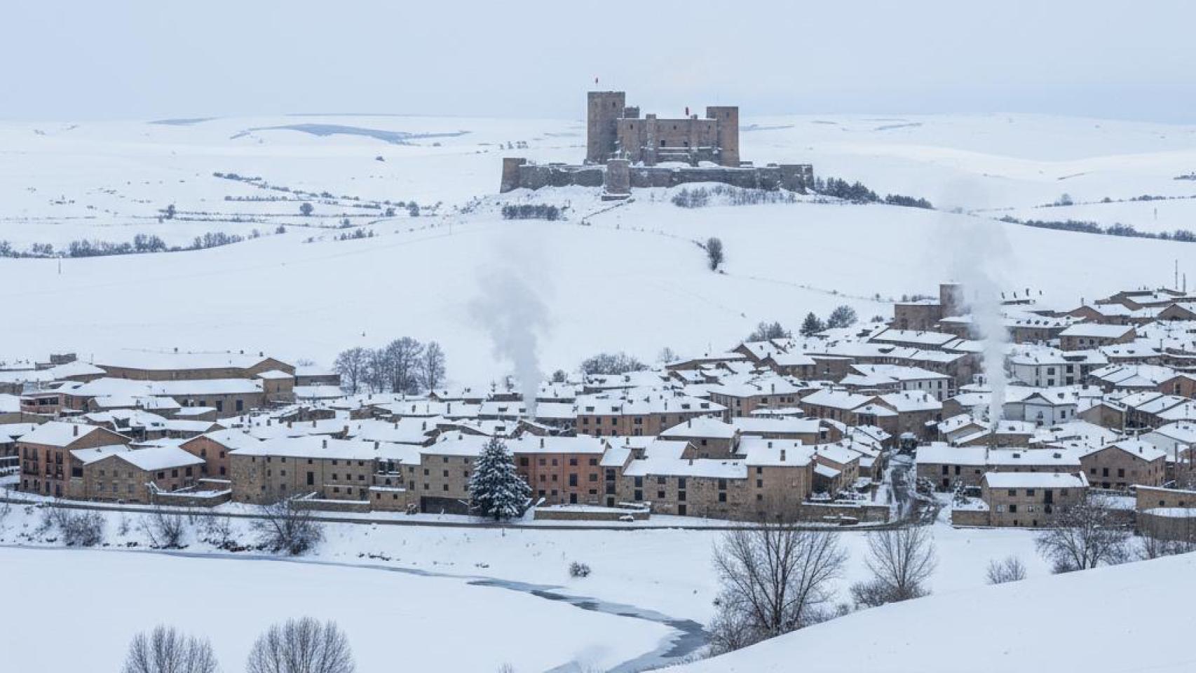 Imagen de Molina de Aragón en invierno creada con IA.