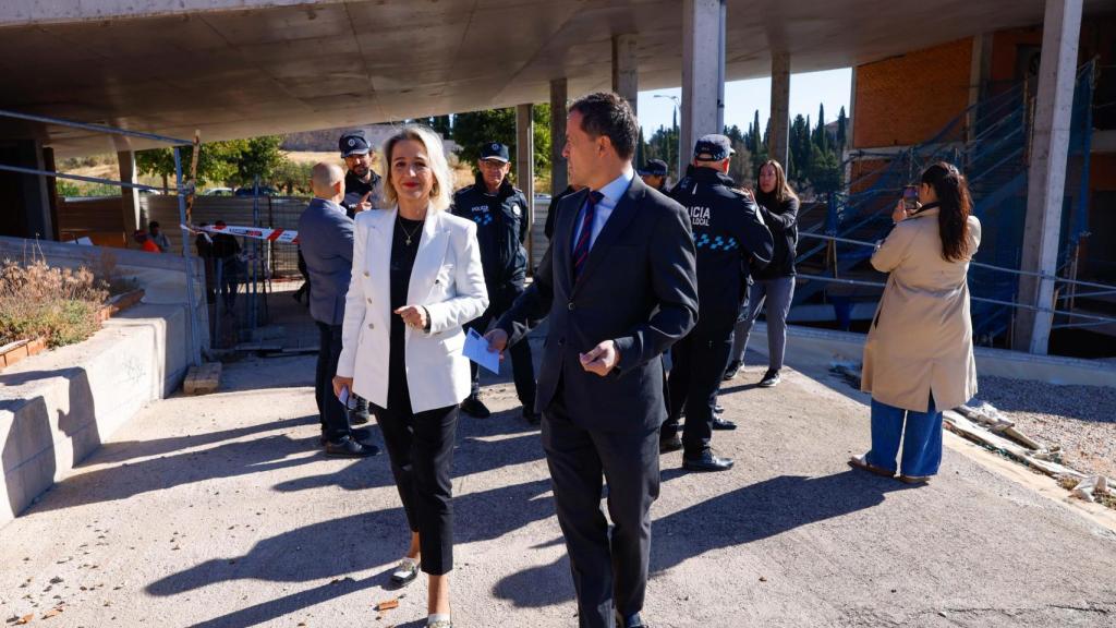La vicealcaldesa y el alcalde visitan el inmueble de la calle Dinamarca que albergará el nuevo cuartel.