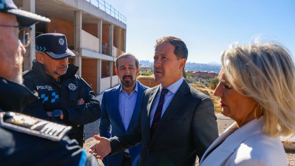 Carlos Velázquez saluda a los agentes de la Policía Local que han asistido a la presentación del proyecto.