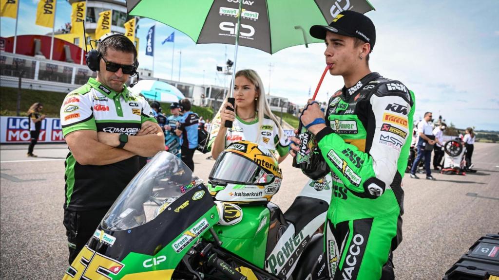 Noah Dettwiler, antes de una carrera de Moto3