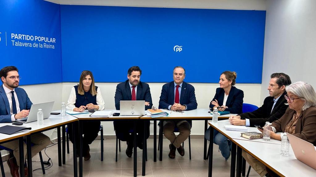 Paco Núñez con el grupo parlamentario popular.