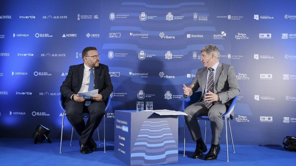 El delegado de EL ESPAÑOL de Alicante, Héctor Fernández, conversa con el alcalde de Orihuela, Pepe Vegara.