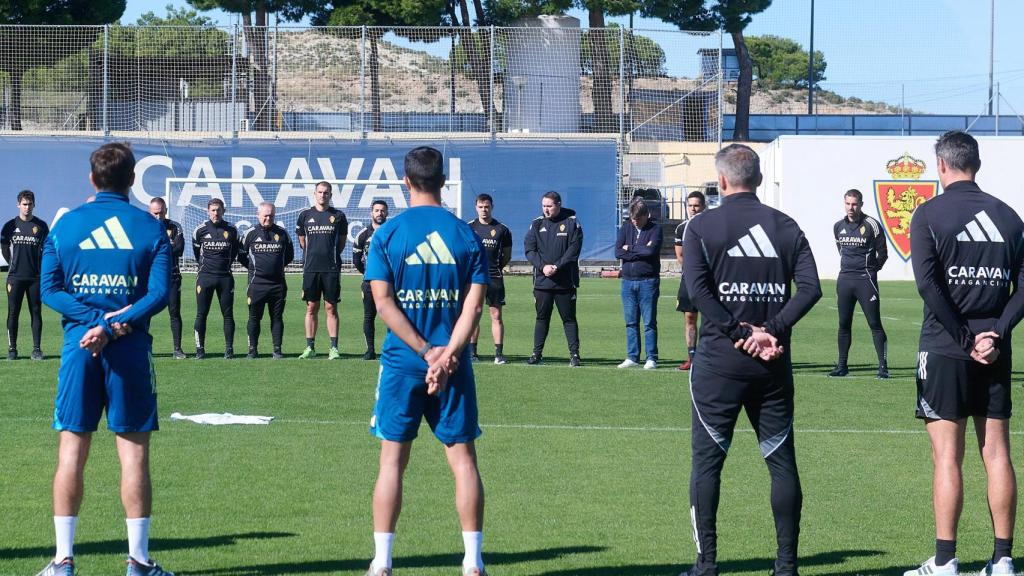 Minuto de silencio del primer equipo.