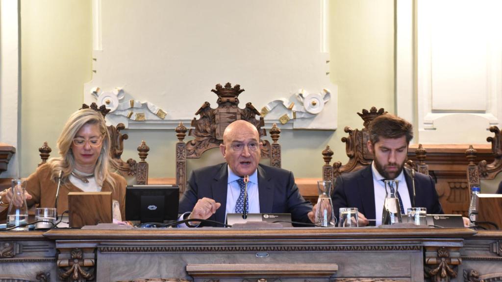 Irene Carvajal (Vox), Jesús Julio Carnero (PP) y Francisco Blanco (PP) en la sesión ordinaria de este mes de octubre del pleno del Ayuntamiento de Valladolid