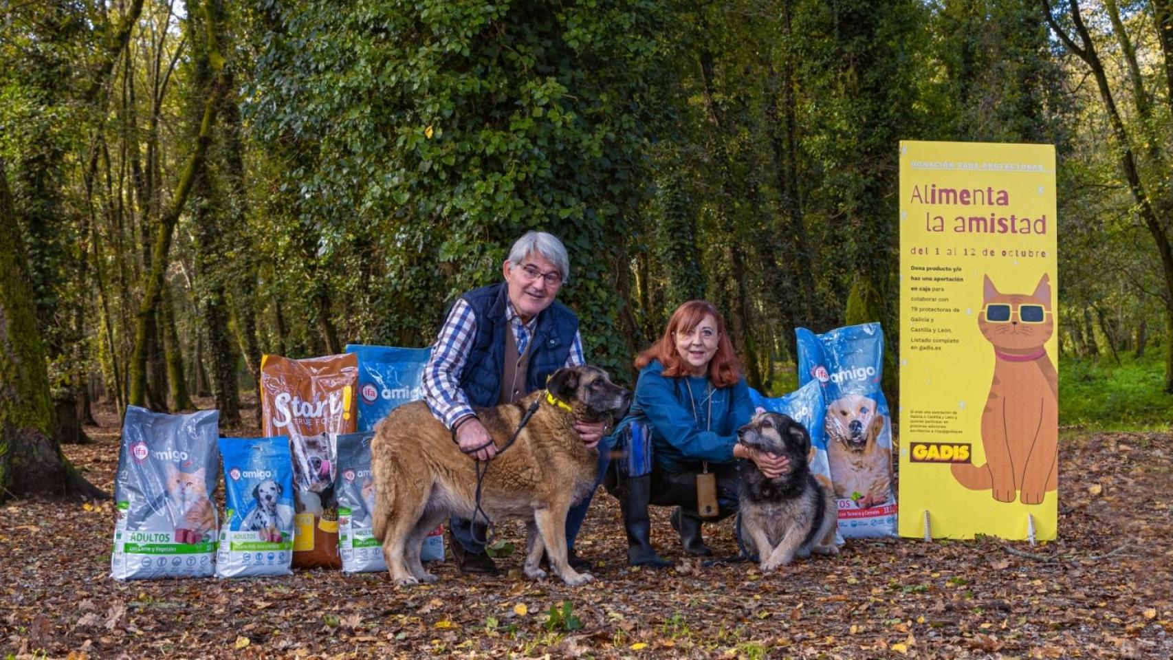 Entrega de alimentos a las protectoras de animales por parte de Gadis