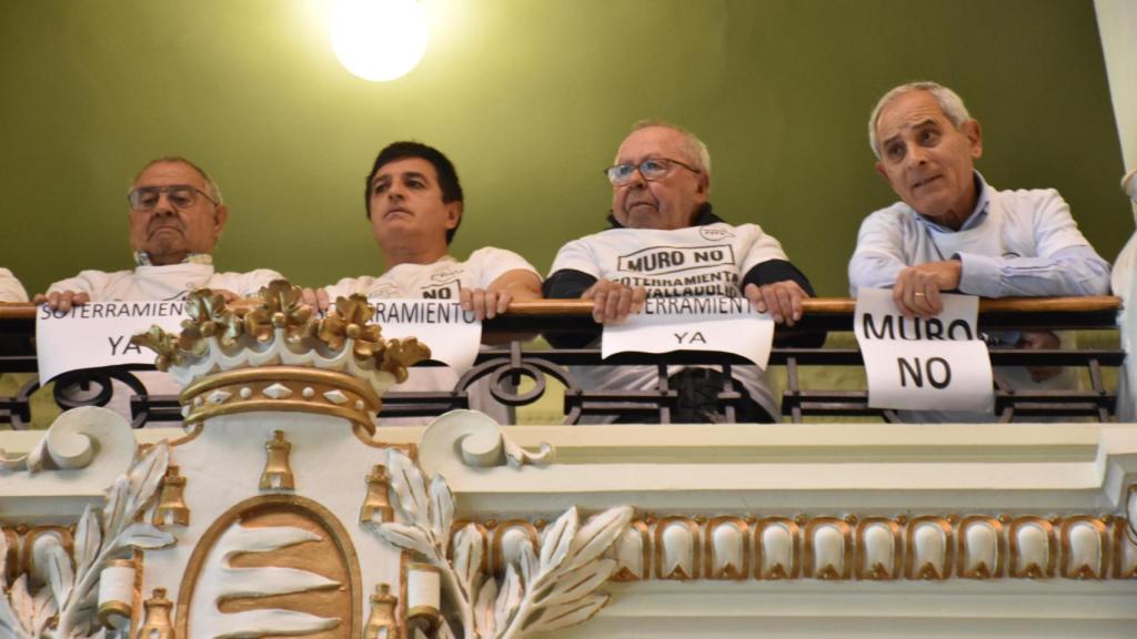 Miembros de la plataforma del Soterramiento en las tribunas del salón de plenos del Ayuntamiento de Valladolid