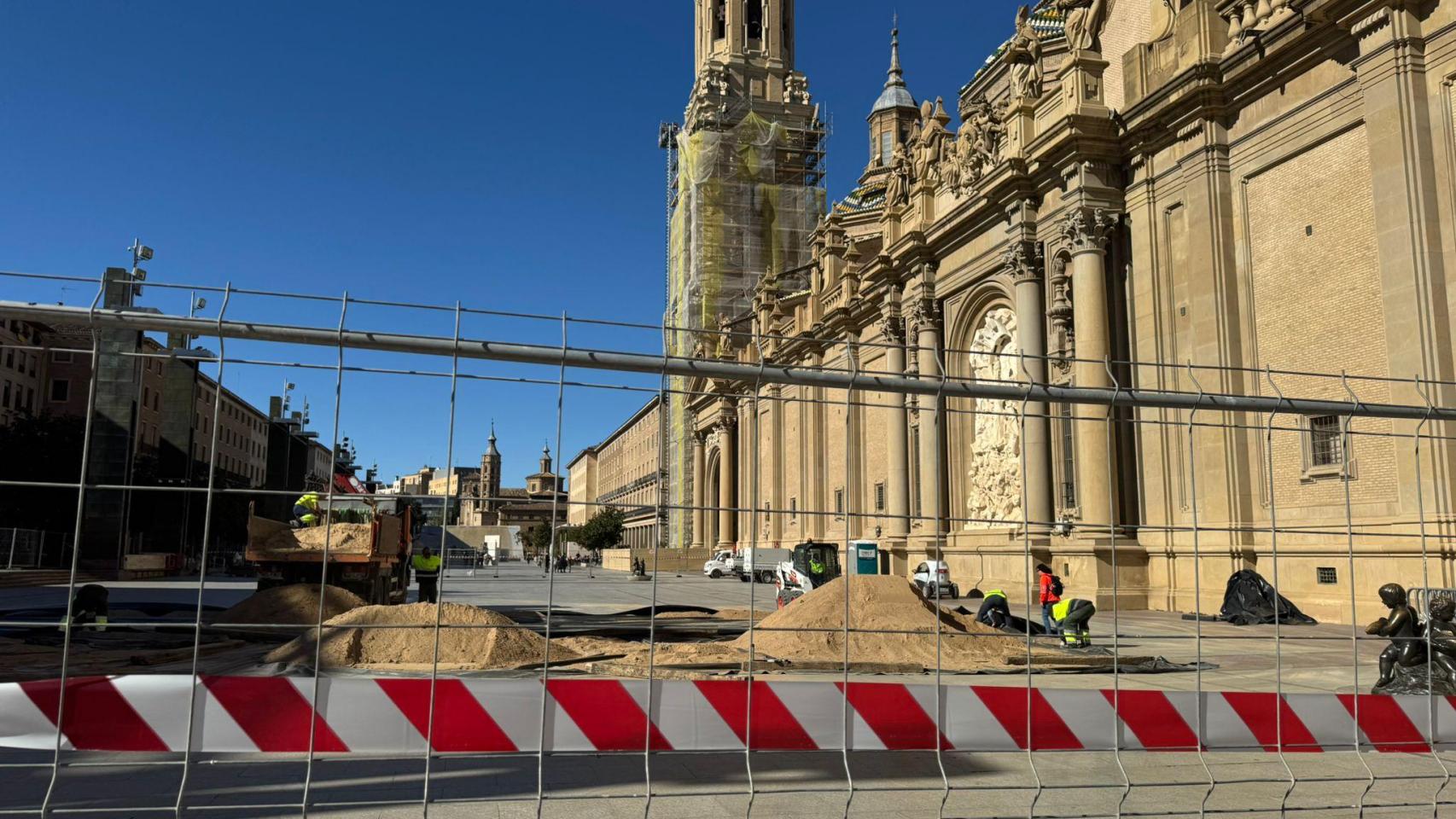 Montaje del Belén en la plaza del Pilar.