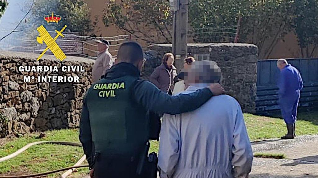 La Guardia Civil salva a un hombre tras un incendio en su vivienda