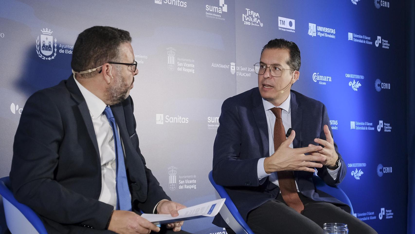 El delegado de EL ESPAÑOL de Alicante, Héctor Fernández, y el alcalde de Elda, Rubén Alfaro