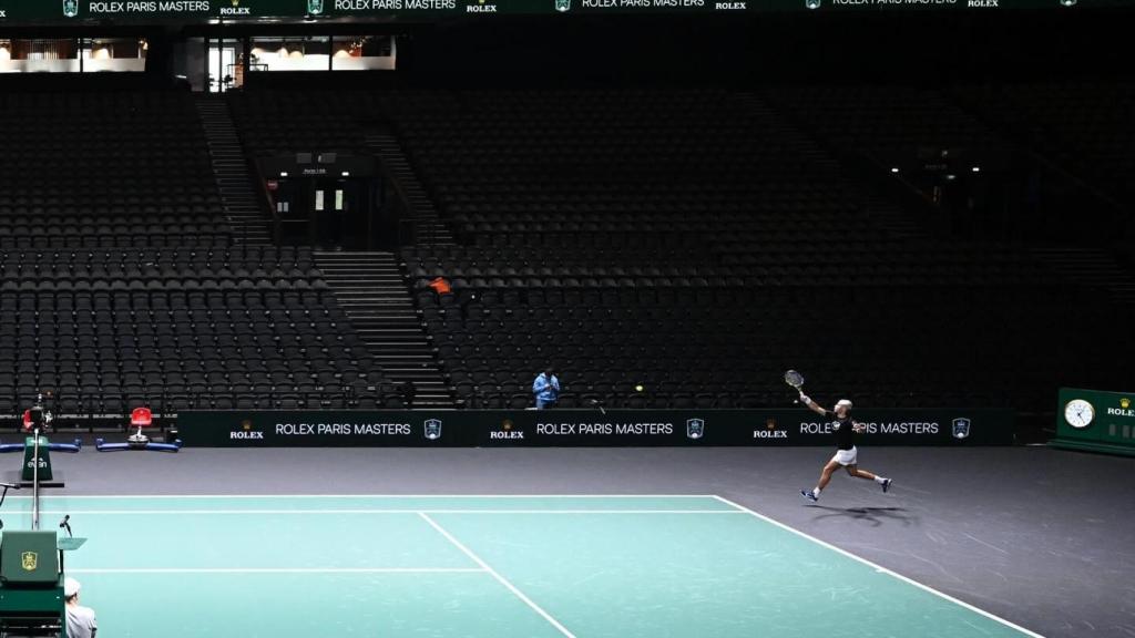 Carlos Alcaraz, en un entrenamiento en la nueva pista central del Masters 1.000 de Paris