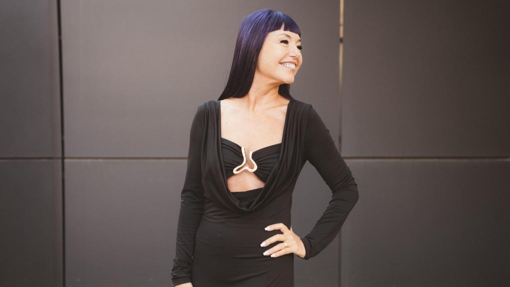 La protagonista posa frente al objetivo.