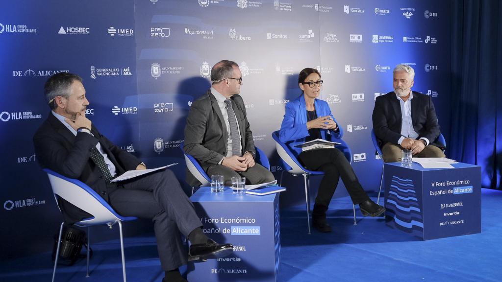 De izquierda a derecha: Vicente Seguí, director General de Empleo, Fomento Empresarial y Nueva Economía; Esteban Pelayo, director del Parque Científico de Alicante; Elisa Díaz, jefa del Servicio de Empleo y Fomento, y Javier Morales, jefe del Servicio de Innovación, Informática y Agenda Digital del Ayuntamiento de Alicante.