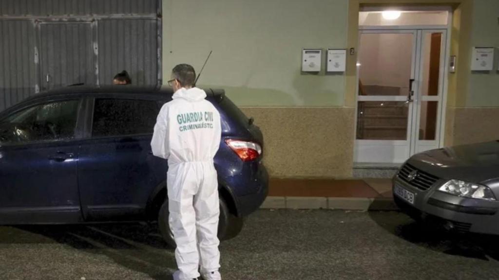Un agente de la Guardia Civil, este domingo por la noche, tras inspeccionar la vivienda de la calle Totana donde fue hallado el cuerpo sin vida de Ainhoa.