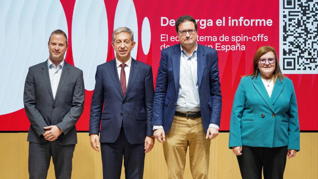 En la fotografía, de izquierda a derecha, el director de Transferencia Tecnológica de Mobile World Capital, Albert Mascarell; el director general de Mobile World Capital, Francesc Fajula; el ministro para la Transformación Digital y de la Función Pública, Óscar López, y la secretaria general de Innovación, Teresa Riesgo.