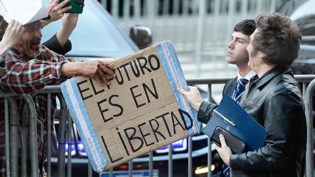 El presidente de Argentina, Javier Milei, llega al Hotel Libertador, en Buenos Aires.