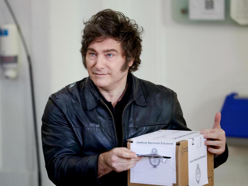 El presidente de Argentina, Javier Milei, vota este domingo, en la Universidad Tecnológica Nacional, en Buenos Aires.