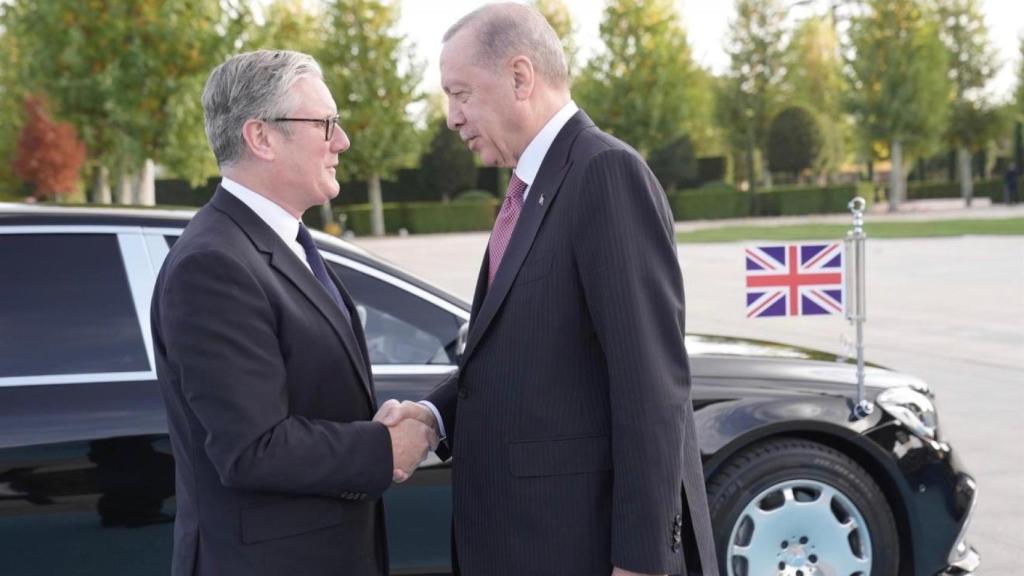 El presidente de Turquía, Recep Tayyip Erdogan, recibe en Ankara al primer ministro de Reino Unido, Keir Starmer.