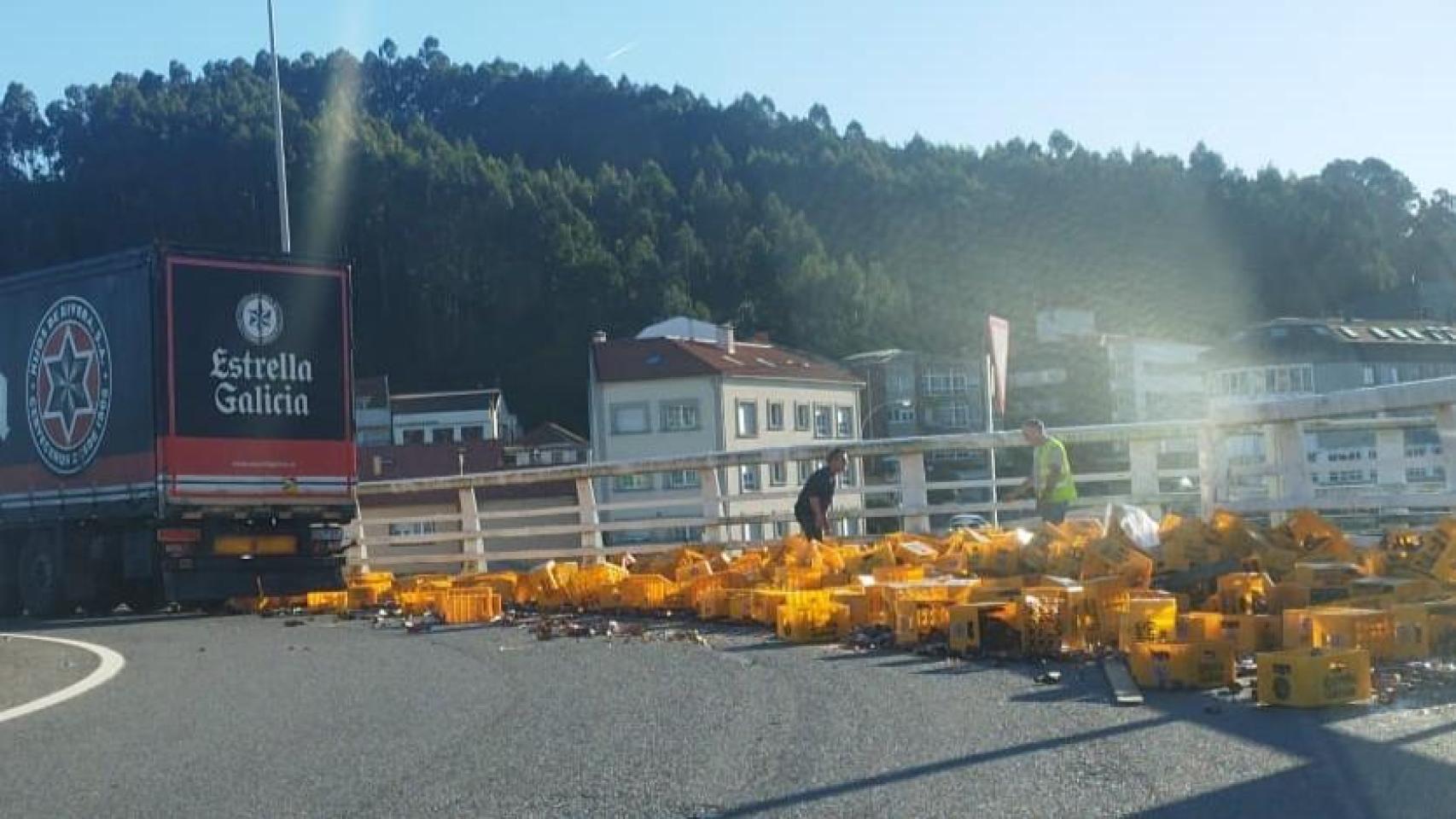 Un camión de Estrella Galicia pierde parte de su carga en el polígono de Sabón, en Arteixo, A Coruña