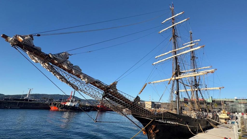 El velero Roald Amundsen, en Vigo