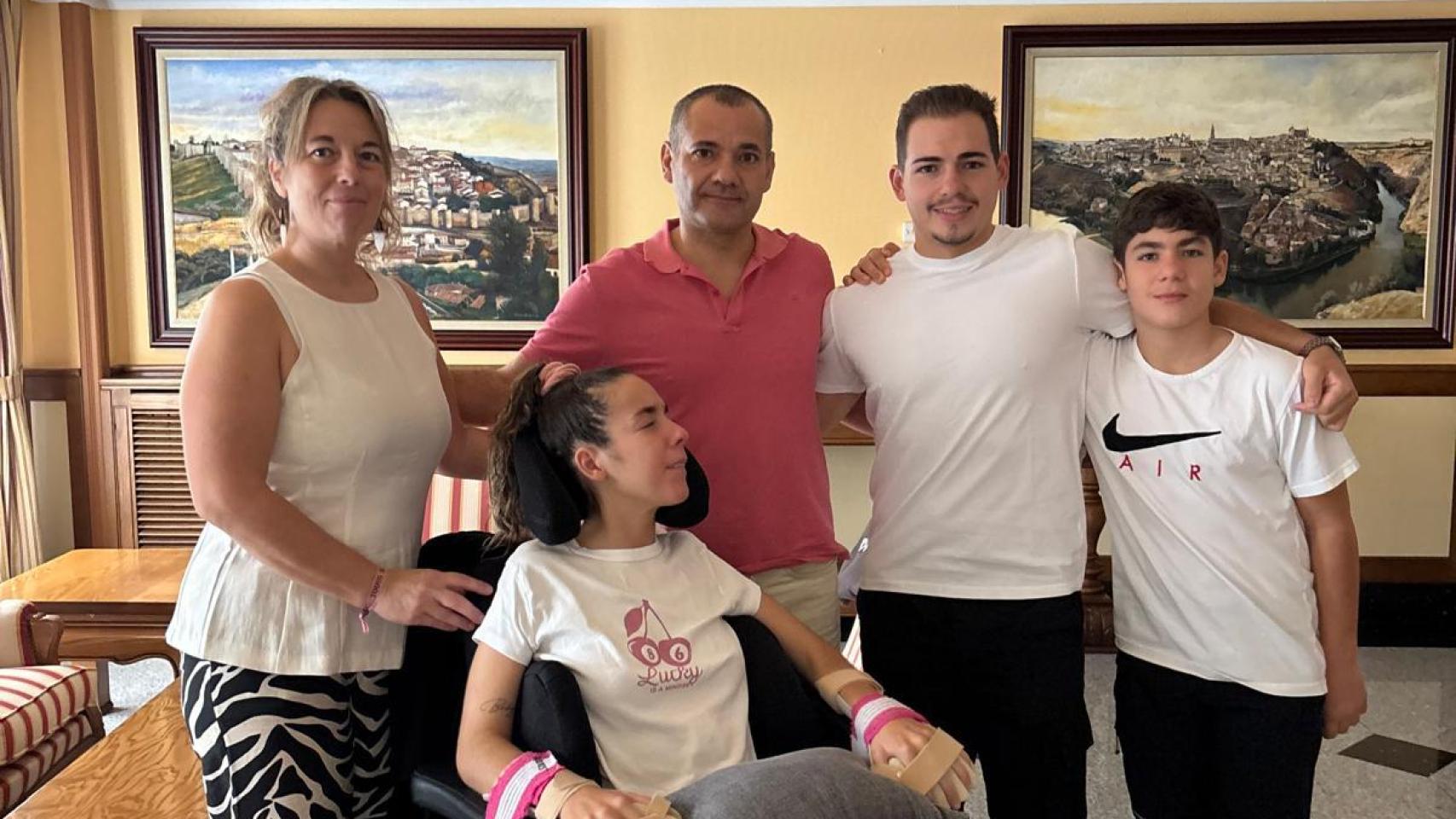 La familia, con Marta, que sufrió lesiones cerebrales tras un shock anafiláctico.