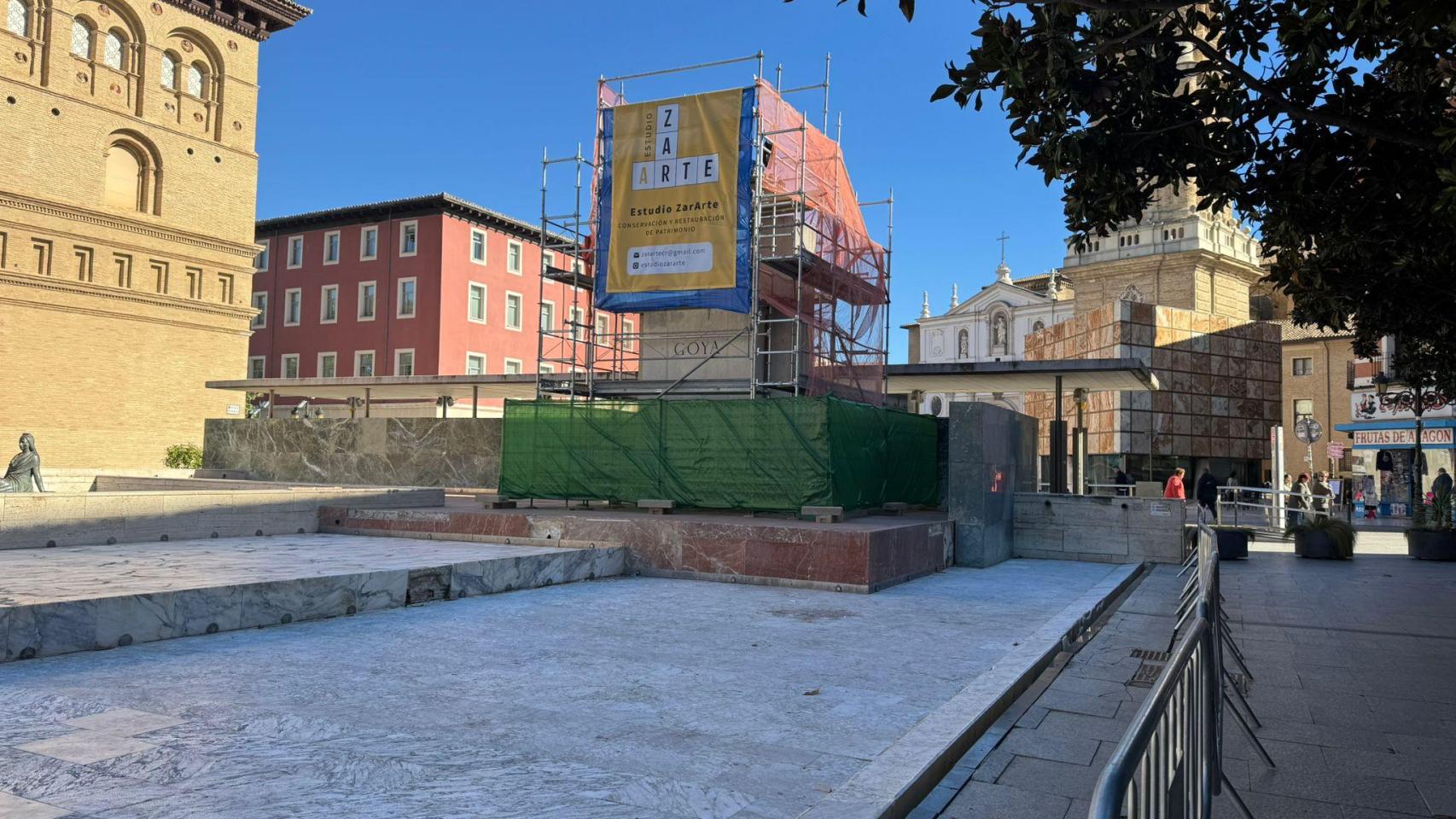 Escultura de Goya, en la plaza del Pilar, rodeada de andamios.