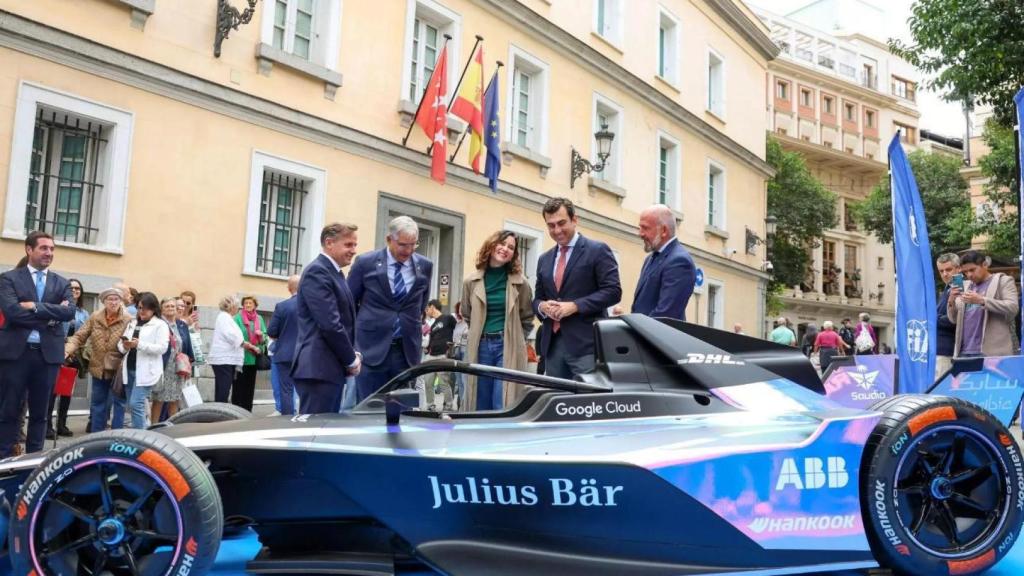 De izquierda a derecha: el presidente de la Real Federación Española de Automovilismo, Manuel Aviñó; el presidente del RACE, Carmelo Sanz de Barros; la presidenta de la Comunidad de Madrid, Isabel Díaz Ayuso; el co-fundador de la Fórmula E, Alberto Longo; el director del circuito Madrid Jarama, Ignacio Fernández.