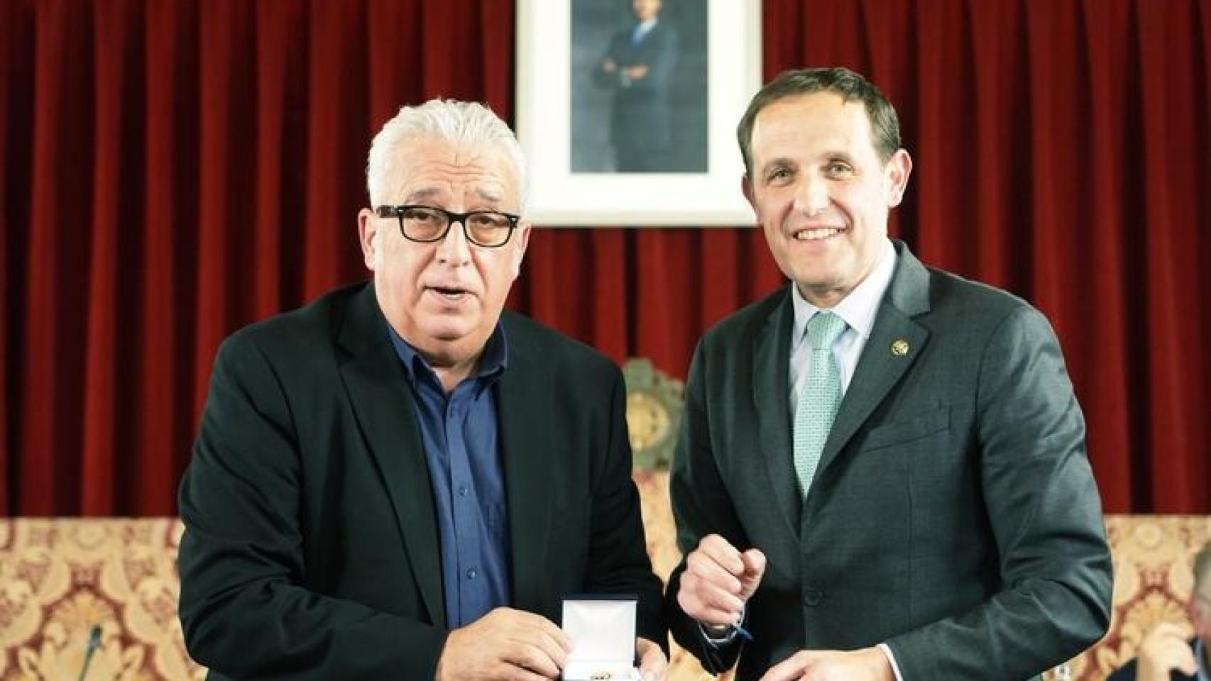 Leo Harlem, premiado, junto a Conrado Íscar, presidente de la Diputación de Valladolid