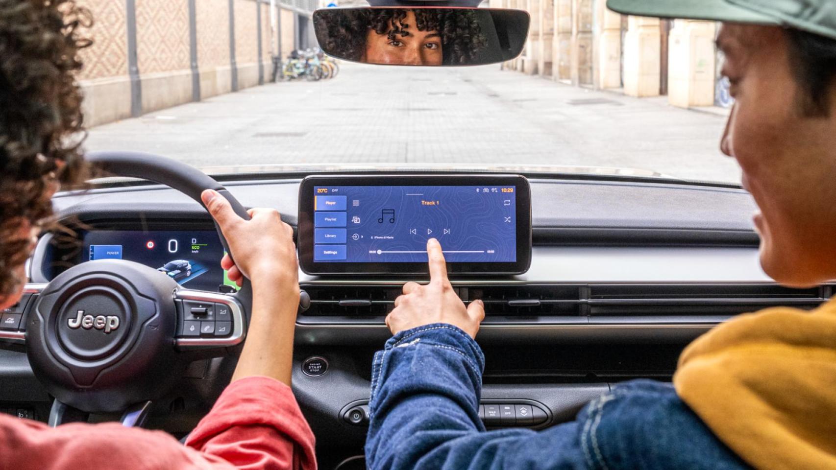 El vehículo incluye Asistente de Voz con la solución ChatGPT Generative AI.