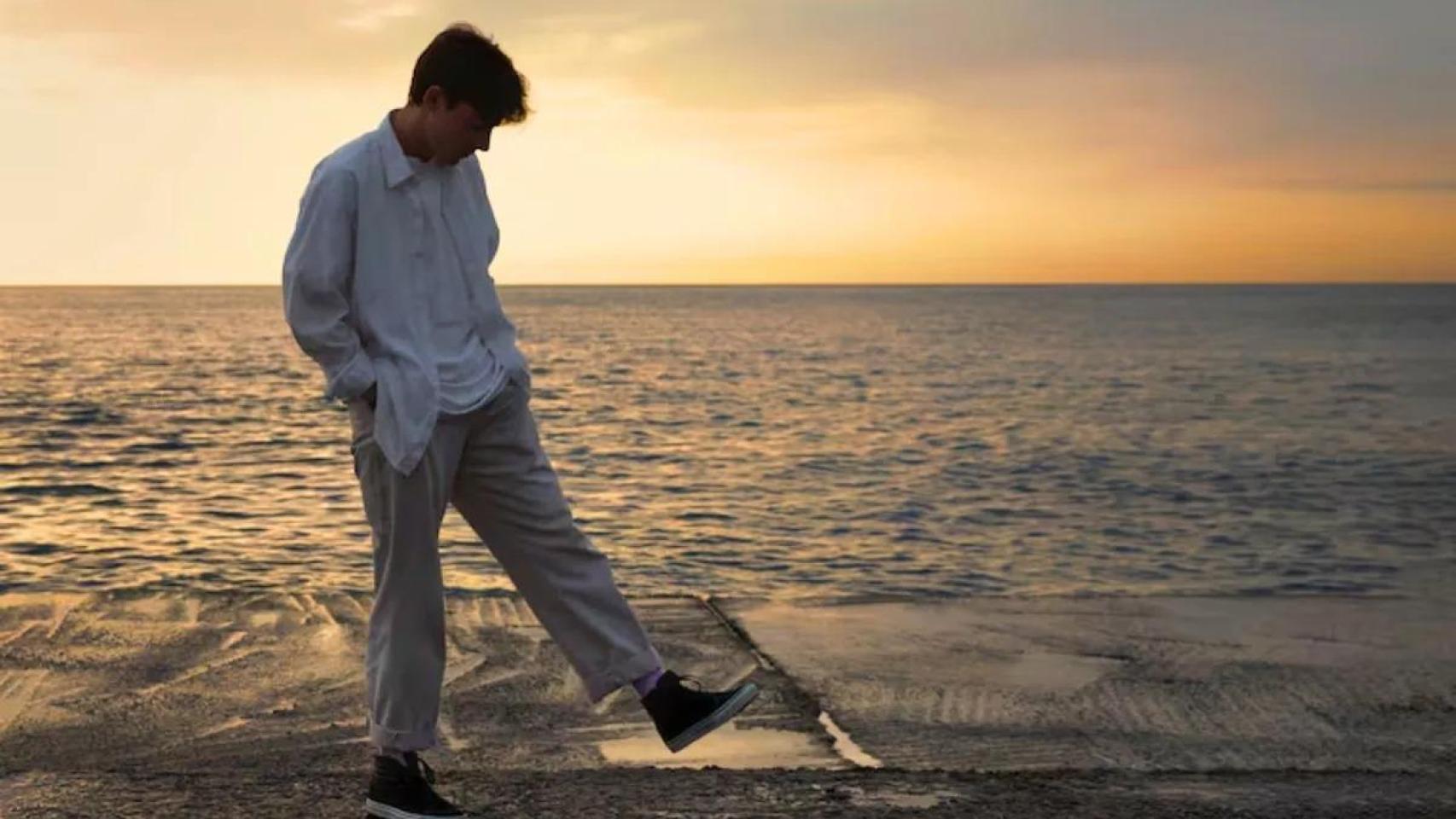 Una persona cabizbaja.