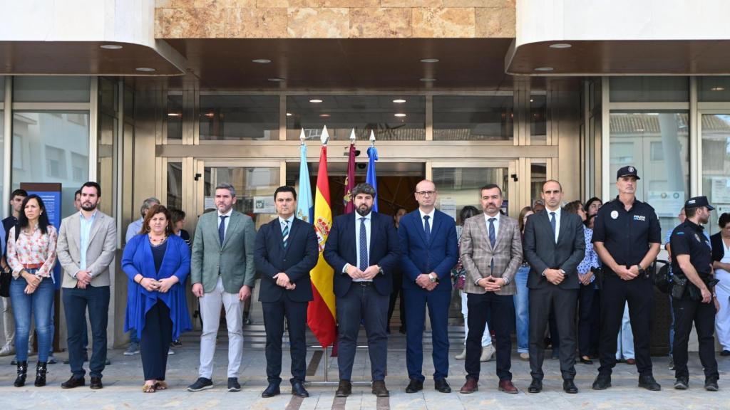 El presidente de la Región de Murcia, Fernando López Miras, durante el minuto de silencio en San Javier.
