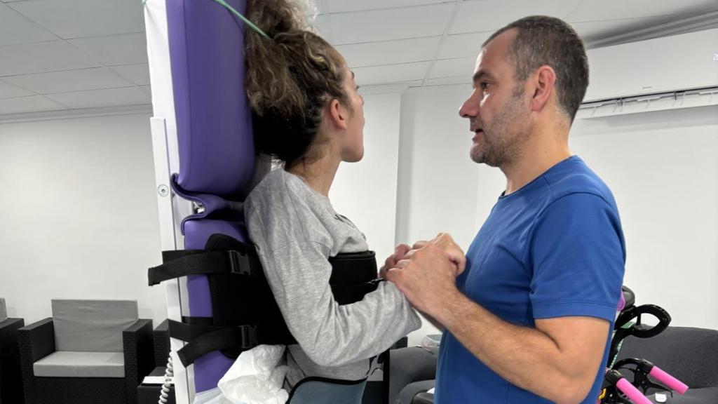 Juan, el padre, con su hija Marta, en una de las sesiones de rehabilitación.