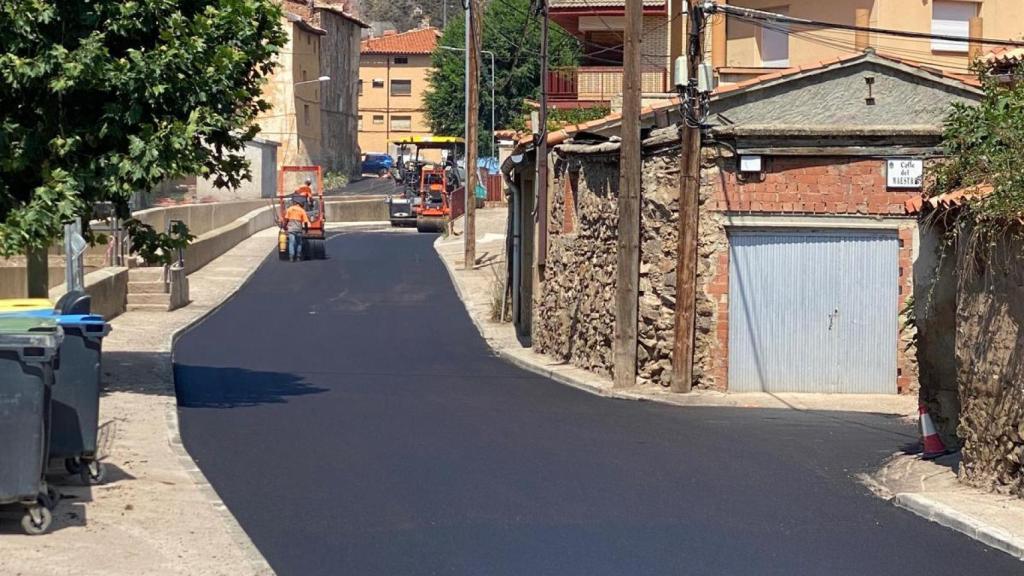 Asfaltado de una calle en Montalbán tras la dana de octubre