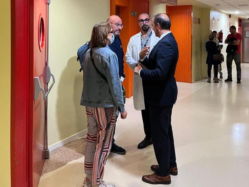 El consejero de Sanidad, José Luis Bancalero, junto a la familia de Pedro Daniel en el Hospital Clínico de Zaragoza