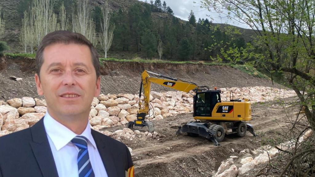 Carlos Sánchez, alcalde de Montalbán, y una imagen de la reconstrucción del municipio.