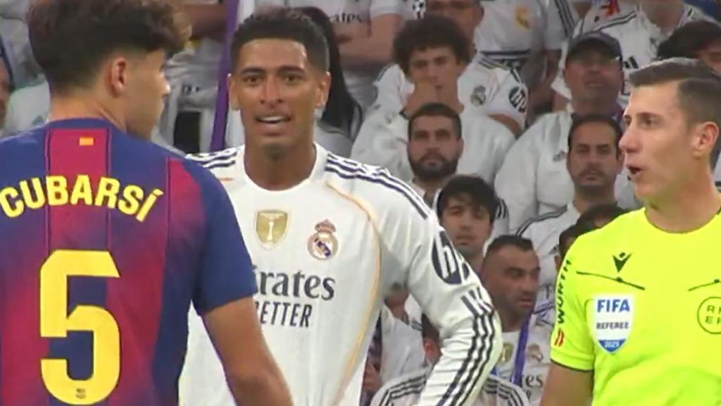 Bellingham le recrimina a Pedri haber exagerado en una falta.