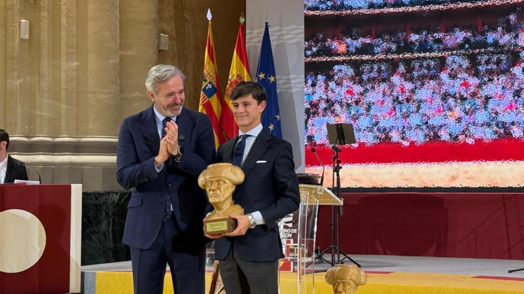 Azcón entrega el galardón a Aarón Palacio.