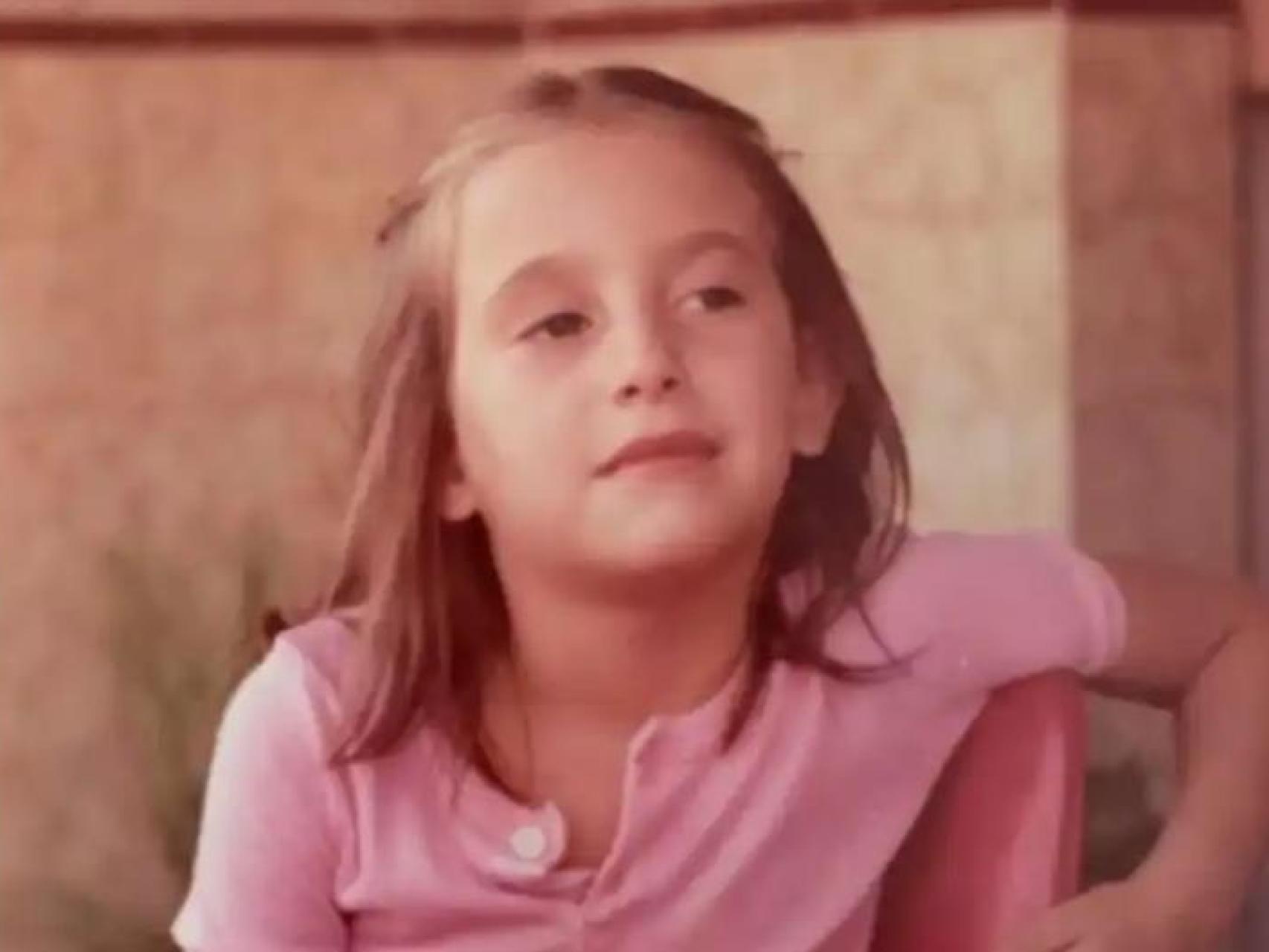 María Guardiola, de niña y en la actualidad.