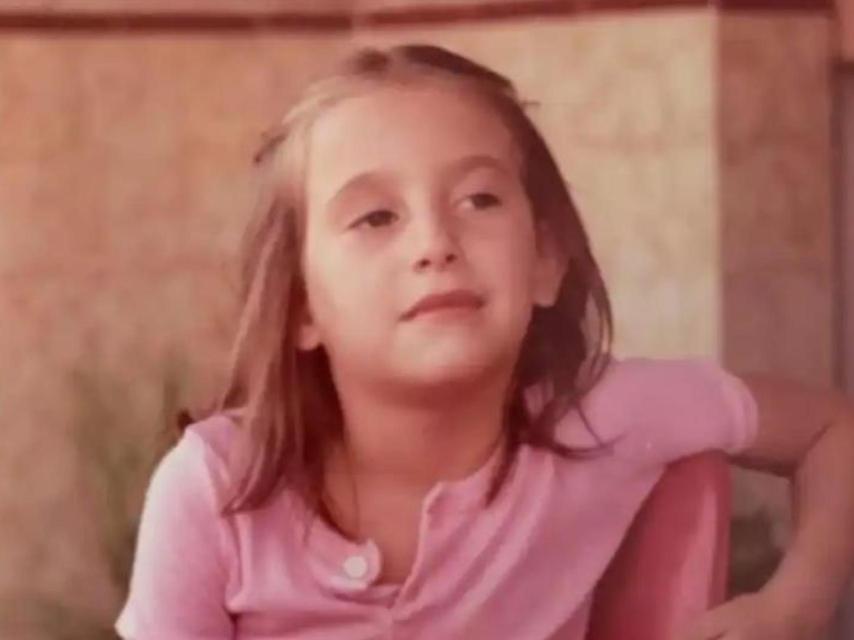 María Guardiola, de niña y en la actualidad.