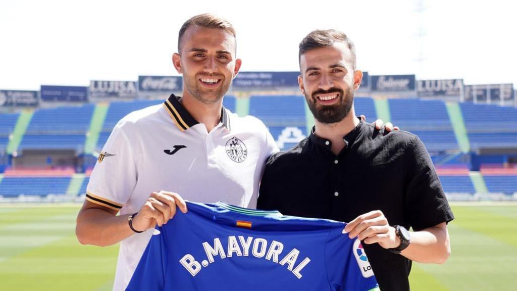 Borja Mayoral (a la izquierda) y Cristian (a la derecha), lucen la camiseta del delantero del Getafe en el Coliseum.