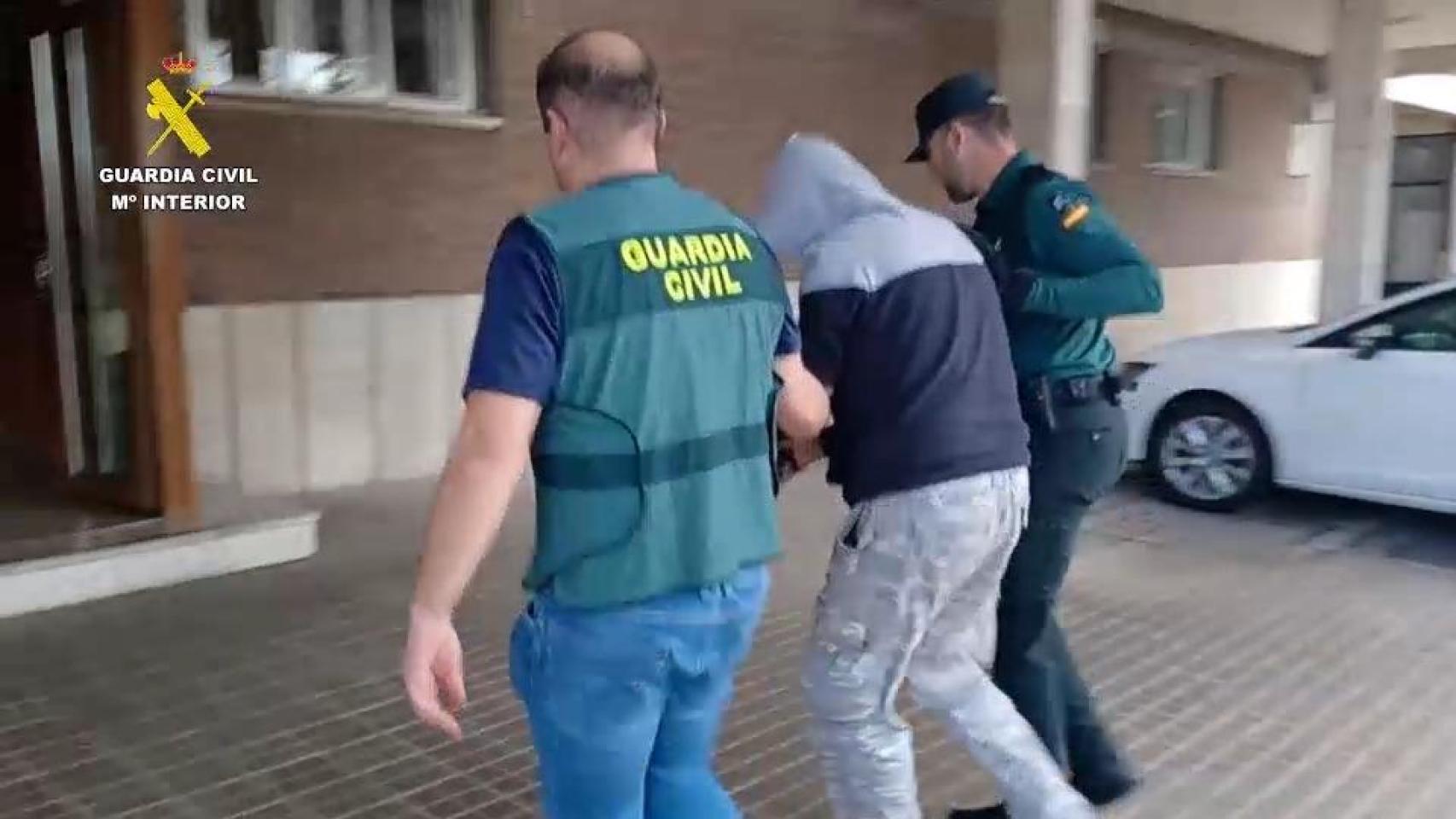 Los agentes de la Guardia Civil durante la detención de los miembros de la organización criminal desarticulada