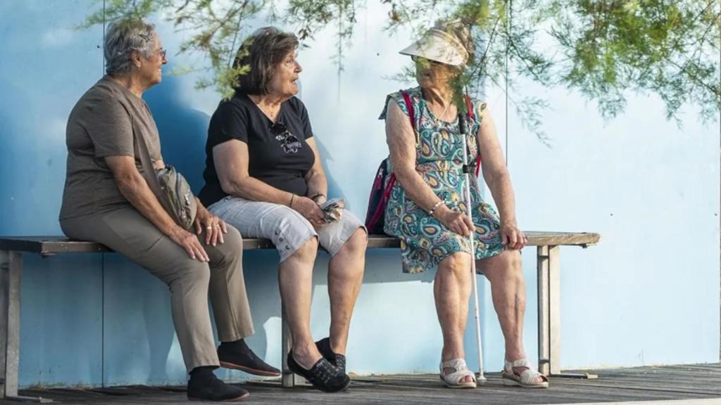 Imagen de archivo de tres mujeres de edad avanzada en España.