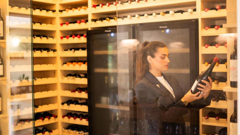 Megan Hernández, jefa de sala y sumiller al frente de la bodega de Aquiara.