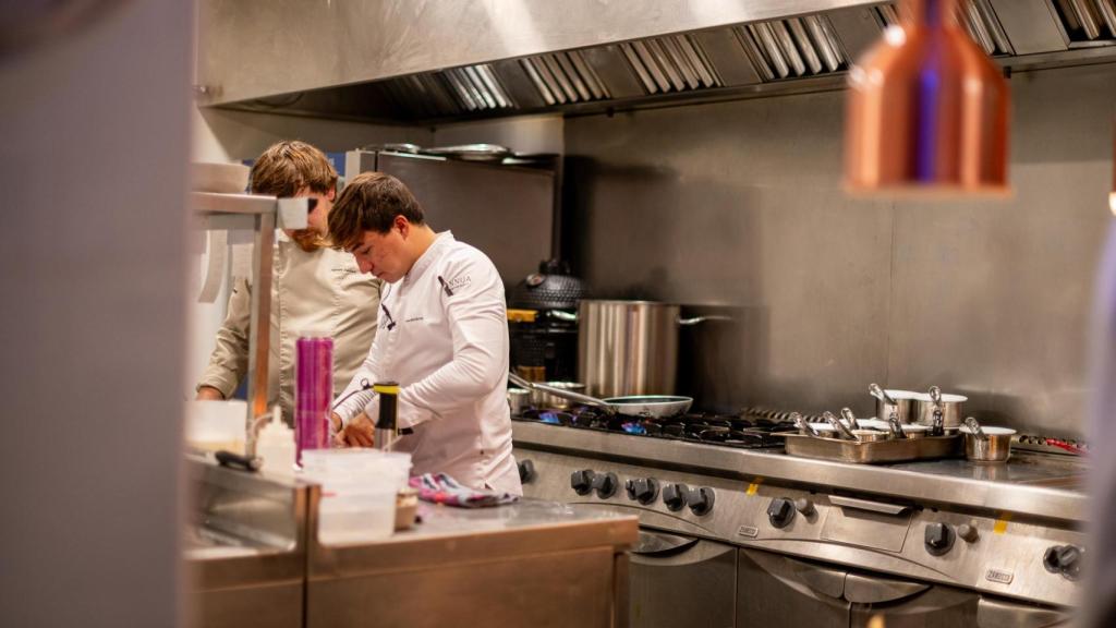 José María Borrás en la cocina de Aquiara.