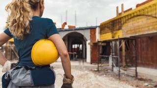 Mujer albañil en la obra.