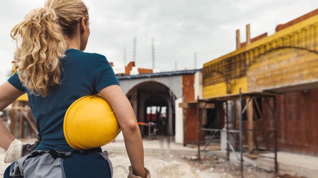 Mujer albañil en la obra.