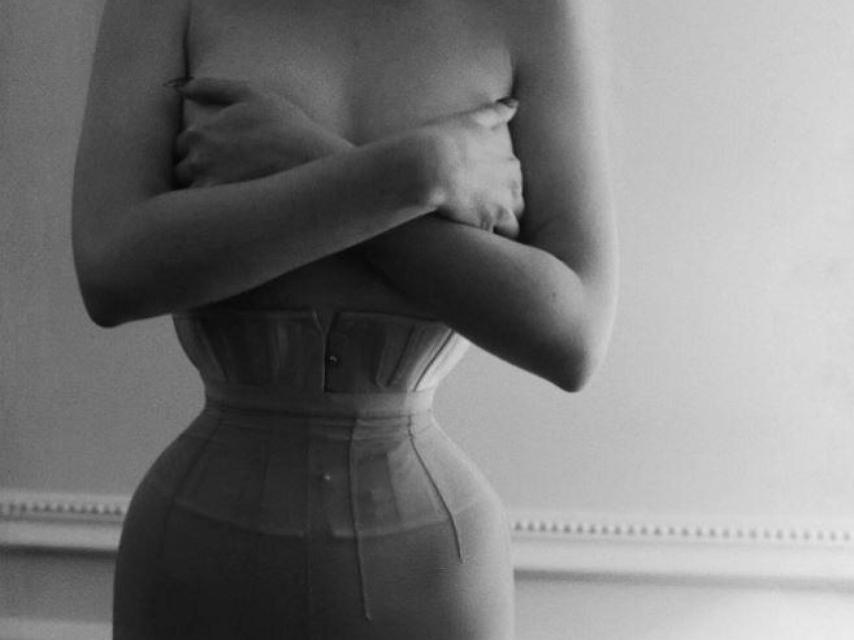 Anya Talir-Joy, con un corsé extremo.